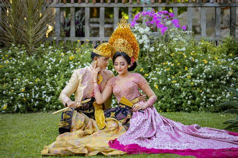 Hal ini karena di bali ada banyak sekali daerah wisata yang bisa di kunjungi serta terlebih lagi bali memiliki beragam alam yang sesuai untuk dilaksanakannya kegiatan kebersamaan berupa. Foto prewedding paket rias makeup dress gaun bridal bali jakarta | Paket Photo Pre Wedding Murah ...