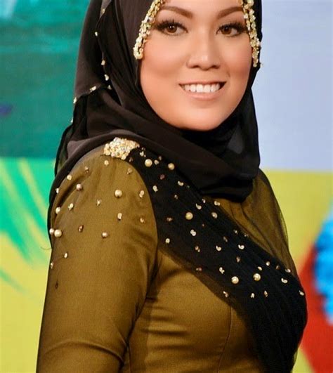 Pasangan selebriti remaja shila amzah, 22, dan sharnaaz ahmad, 27 yang manis melalui saat percintaan. GEMPAR! Respon Shila Amzah Mengenai isu pakai skirt Pendek ...