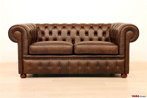 Divano mini pratico funzionale rivestimento in ecopelle 2 posti beige 125 cm. Divano Chesterfield 2 Posti - VAMA Divani