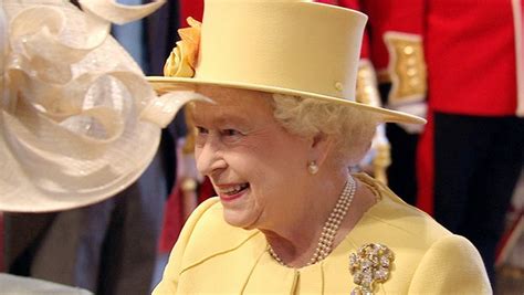 Dnes přihlížela vojenské přehlídce na hradu windsor konané na její počest u příležitosti jejích oficiálních narozenin. Královna Alžběta II. je druhou nejdéle vládnoucí panovnicí ...