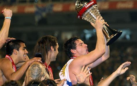 A través de una transmisión en vivo por instagram, el lateral derecho de la selección le preguntó al portero sobre su futuro e el fútbol de conseguir el trofeo del torneo continental. 10 Años de Vélez Campeón Clausura 2009 / Vélez Sarsfield