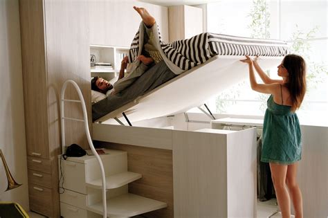 Sempre più in auge il recupero dei vecchi loft e il rimodernare in foto: Arredamenti Ballabio Lissone: Container Il letto con l'armadio sotto,