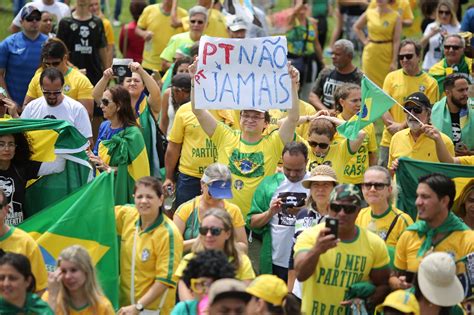 Em brasília, além do unidos pela democracia. Manifestantes realizam atos pró-Bolsonaro em Brasília e ...