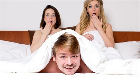 Shanghai verheddert sich in zu viel handlung und zu wenig spannung. Mann und zwei Frauen im Bett