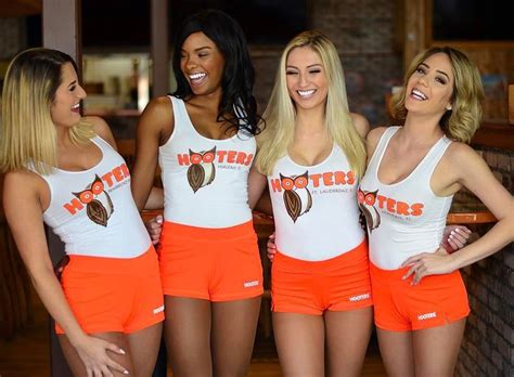 18 photos of girls celebrating no bra day. Hooters o el sexismo extremo como modelo de negocio - Zeleb.es