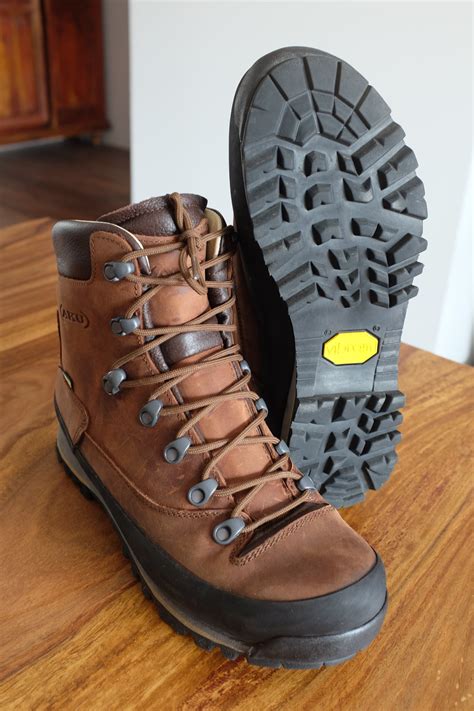 Il parco del conero offre al turista un ambiente assai vario e suggestivo ricco di boschi adorni di all'interno del parco del conero si possono effettuare visite guidate, attività di bird watching, trekking. Buty AKU CONERO NBK GTX VIBRAM 41,5 / JAK MEINDL ...