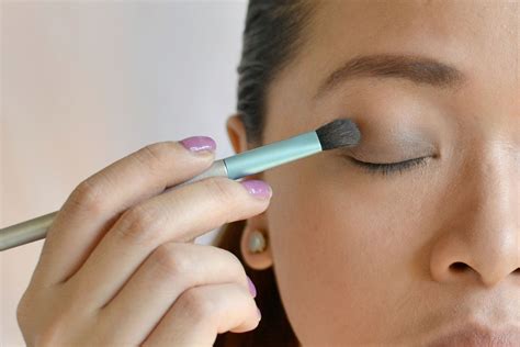How to Apply Eyeshadow | How to apply eyeshadow, Apply eyeshadow, Eyeshadow