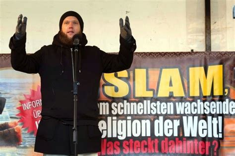 Anführer der aktion ist der extremist sven lau. Gegen Islamisierung in Deutschland: Scharia Polizei des ...