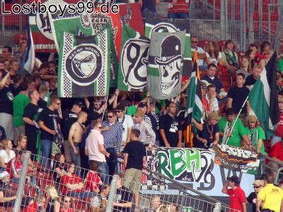 Hannover 96 will den den im sommer ablösefreien leistungsträger gerne halten, doch die interessenten werden. VfB Stuttgart - Hannover 96 Fotos Bilder Fans Ultras 1 ...