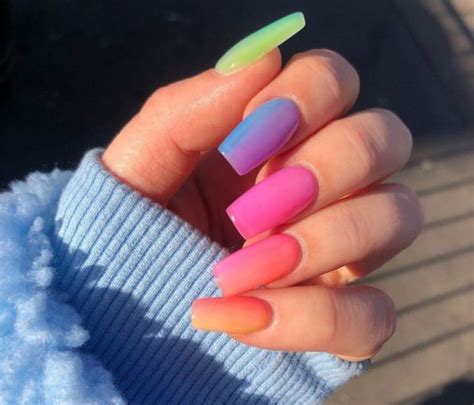Las uñas acrilicas se forman por la combinación de un polímero en polvo y un liquido especial. Tendencia en uñas primavera 2019