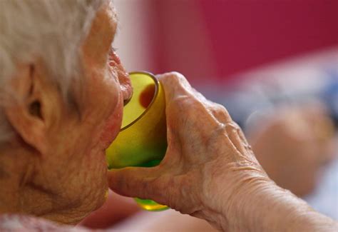 La mise en place d'un dispositif de retraite à taux plein à 64 ans, assorti d'une décote et il va falloir rassurer, notamment sur l'âge du départ. Les Français poussés à partir à la retraite à 64 ans dès 2025