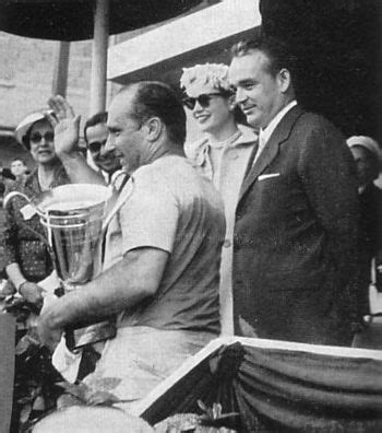 Fangio tiene problemas en la largada que lo obligan a perder algunas posiciones, mientras moss se adueña desde la primera vuelta de la punta. Fangio-Monaco (met afbeeldingen)