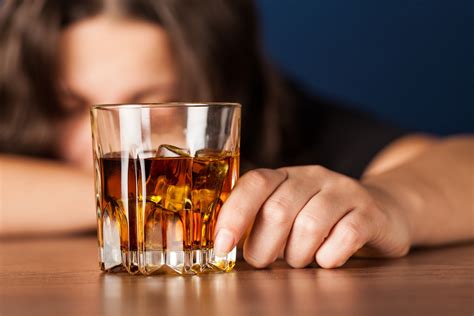 Es ist eine unsägliche entwicklung. Alkoholsucht erkennen: Ab wann ist man Alkoholiker? - Das ...