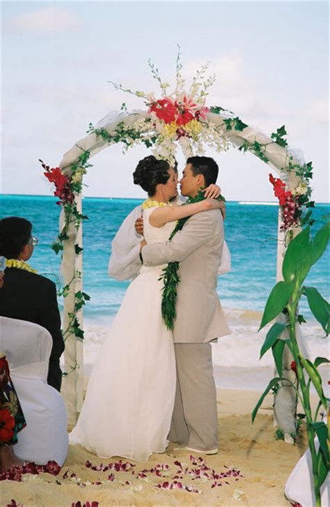 Its a decorative accessory for the image of a girl, an attribute of the main event of family life and mandatory element for maintaining tradition. hawaii_wedding_bouquet