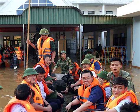 Theo một người bạn học kể lại, tuy sinh ra trong hoàn cảnh nghèo khó, nhưng vương đình huệ học rất giỏi, không những nổi tiếng ở nghi lộc mà cả tỉnh. Phó Thủ tướng đi thuyền vào vùng rốn lũ thăm, tặng quà cho người dân