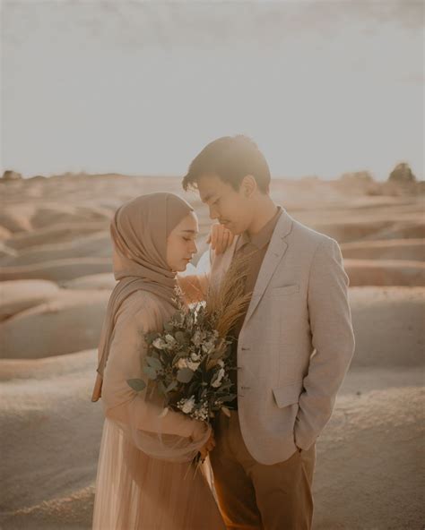Melakukan foto prewedding menjelang pernikahan dianggap wajib oleh banyak calon pasangan suami istri. 9 Inspirasi Foto Prewedding Selebgram Hijab Amy & Gege