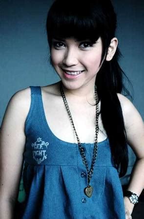 Pada tahun 2012, ia merilis mini album yang berisi tiga lagu di dalamnya. Dinda Kanyadewi - Artis Cantik ~ toket artis indonesia