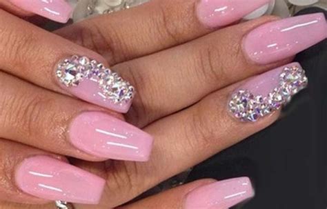 Uñas de acrilico rosas con dorado. Uñas decoradas color rosa - Uñas Decoradas CLUB