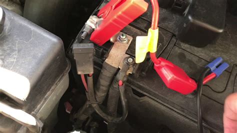 Tanpa kabel jumper, anda tidak akan dapat melakukan jumper bateri. Bagai mana nak "Jump Start" Kereta dengan betul - YouTube