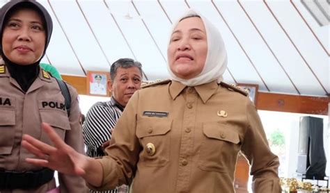 Layanan khidmat pelanggan anda sangat teruk,bahasa yang digunakan sangar kesat apabila saya menyuruhnya ulangi. Edaran Bupati Bojonegoro Tentang Seragam Asn ~ Awal Januari 2021 Warga Pakaian Dinas Harian ...