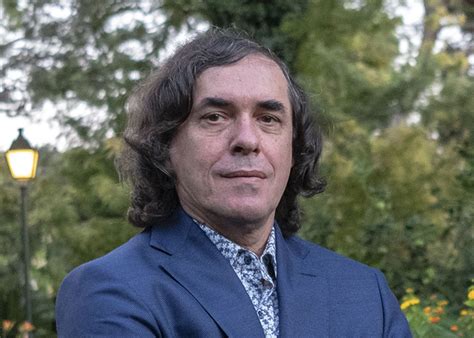 Mircea cartarescu redescopera, constata criticul literar eugen simian, ,frumosul contingent, lumea concretului, rezervele inepuizabile de lirism ale cotidianului. Mircea Cartarescu: «La única opción para Europa es la unidad»- M'Sur