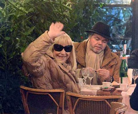 Lei stessa tempo fa in un'intervista lo ha specificato: AMORE ROMANTICO: Raffaella Carrà e Sergio Japino: una ...