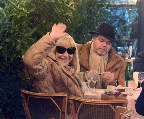 Quello che non sai sulla carriera, la vita privata e le curiosità della famosa cantante e conduttrice televisiva. AMORE ROMANTICO: Raffaella Carrà e Sergio Japino: una ...