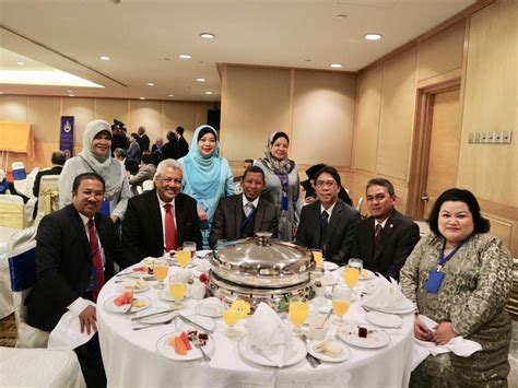 Unit perkhidmatan kangar environment idaman sdn bhd (perlis) mengadakan aktiviti edaran bubur lambuk di bazar ramadan kompleks dun, kangar perlis. Demi Idaman Sdn Bhd