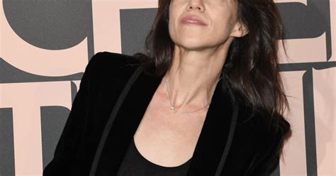 Check out full gallery with 180 pictures of charlotte gainsbourg. Charlotte Gainsbourg - Avant-première du film Mon chien ...