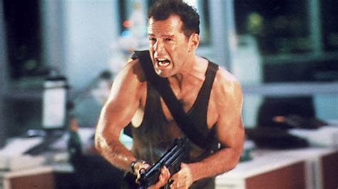 Зірка міцного горішка, якого сфотографували в магазині без маски, пішов, не зробивши покупки під тиском покупців. Bruce Willis Responds to 'Die Hard' Fan's Full-Page THR Ad ...