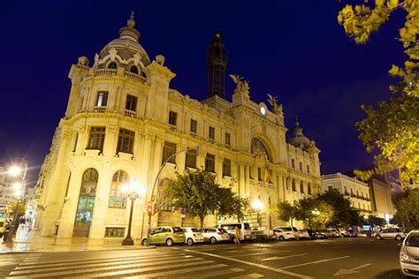 Valencia is a city, a land of contrasts. Plaza del Ayuntamiento - Plein met stadhuis in Valencia