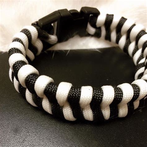 How to make a fishtail knot and loop paracord survival bracelet clean way. Paracord fishtail braid | Fish tail braid, Mens bracelet, Paracord