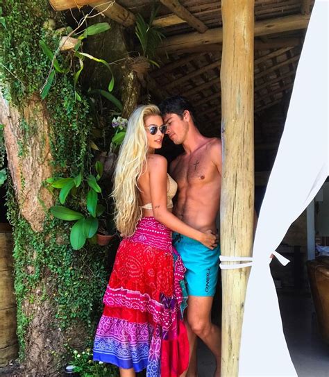 Yasmin brunet esteve na praia de ipanema com o marido, evandro soldati fábio moreno yasmin bebeu água de cocô enquanto se bronzeava fábio moreno / fotorionews de mãos dadas, yasmin e evandro foram embora caminhando pela orla fábio moreno / fotorionews Yasmin Brunet se derrete por marido - Revista Marie Claire | Celebridades