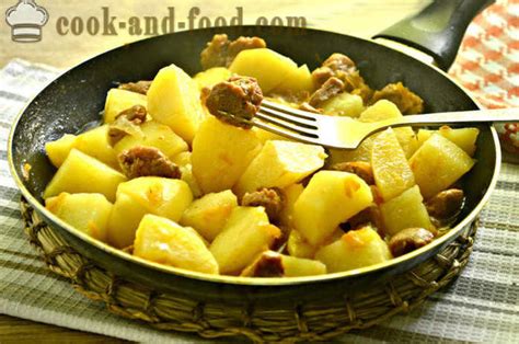 Serve immediately with carrots and potatoes. Geschmorte Kartoffeln mit gedünstetem Fleisch in einer Pfanne - wie Kartoffeln mit Corned Beef ...