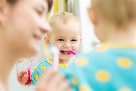 Die frage ab wann mit der babymassage begonnen werden kann, stellen sich viele junge eltern, obgleich sie schon längst angefangen haben ihr denn unsere babys haben im gegensatz zu den indischen babys oft viel energie im bauchraum, was sich in koliken äußert. Ab wann soll man baby zahne putzen. Baby-Zähne richtig ...