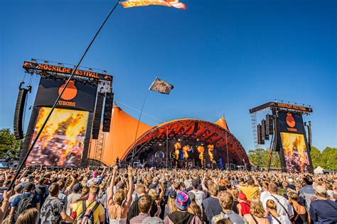 Il suo stile è folk, hip hop, jazz, reggae, rock, electronica e soul. Meyer Sound Powers Roskilde Festival 2019 ...