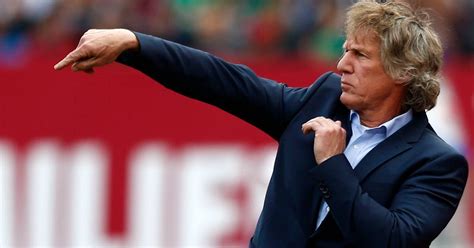 Partner des vfl bochum, einige profis und legenden des vfl kämpfen mit dem notwendigen ehrgeiz und siegeswillen um den begehrten pokal. Gertjan Verbeek nieuwe trainer VfL Bochum | Buitenlands ...