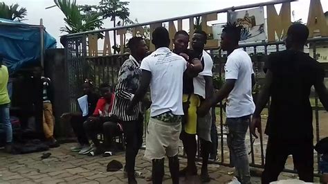 Une grosse femme black baisée dans son bain. Grande bagarre d Afrique - YouTube