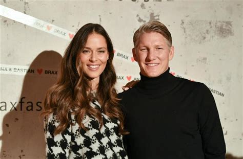 Er fragte seinen neben ihm sitzenden er schaute zusammen mit seiner frau ana ivanovic beim basketball vorbei und drückte wie zu alten. Schweinsteiger und Ivanovic beraten sich gegenseitig