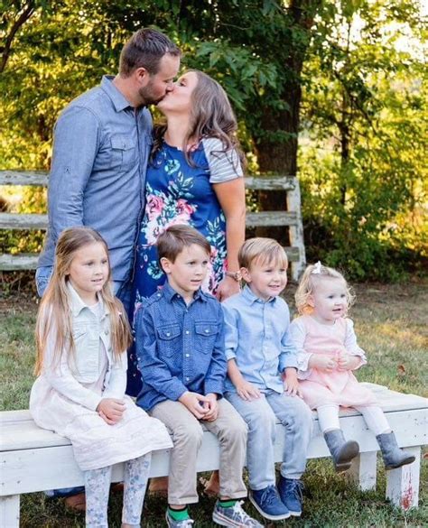 Realitytvseries anna duggar spends valetine's day without josh duggar, is she finally ready to leave him? Josh & Anna Duggar witht heir Childrens Mackenzie Michael ...