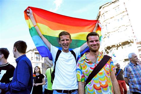 Homosexualität war hierzulande noch bis 1994 gegenstand des strafgesetzbuchs. 20.000 demonstrierten in Ungarn für die Rechte von ...