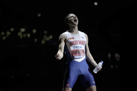 Karsten warholm er en ung og fremadstormende friidrettsutøver som allerede har. Viking Warholm wins hurdles, 3rd gold for Russian Lasitskene