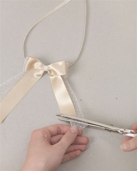 Eine einladungskarte zur hochzeit selber zu machen, steigert die vorfreude auf die bevorstehende feier. DIY-Anleitung: Schöne Autoschleifen Hochzeit basteln ...