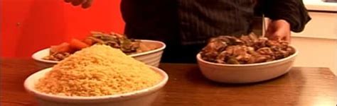De la viande de mouton 5 navets 3 courgettes 4 oignons des pois chiches sel poivre noir cannelle 500 g de couscous huile et beurre. recette de couscous à l'agneau en vidéo