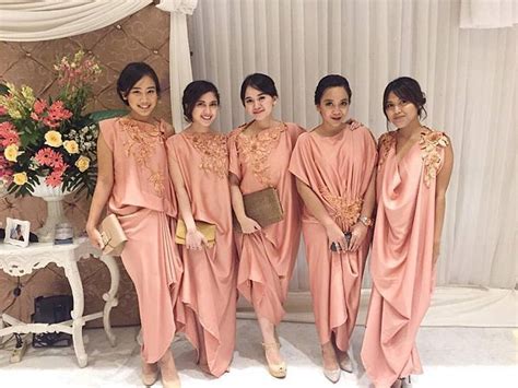 See more of seksi berkemban kain batik on facebook. Elegan nan Sederhana, Inilah Kumpulan Ide Seragam Bridesmaid yang Nggak Melulu Kebaya