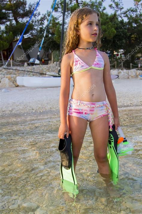 Petite cutie with extensive toy collection loves playtime. alegría de verano, Playa - zambullidor del joven en el mar ...