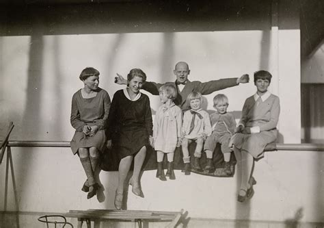 + + + c u r r e n t i n f o r m a t i o n + + +. Oskar Schlemmer mit seiner Familie, um1920, Dessau ...