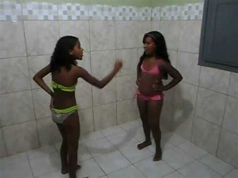 Novinhas dançando no banheiro de calcinha. Nina Dancando - Menina dançando - YouTube - Lara silva ...