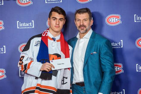 La première et la seconde guerre mondiale, en particulier, ont suscité chez les canadiens le désir de voir leur pays reconnu comme un pays à part entière. Deux hockeyeurs cyrillois appuyés par les Canadiens - L ...