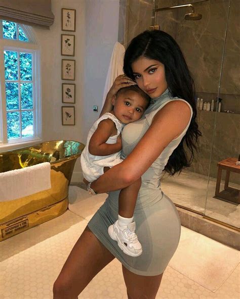 Kylie jenner está grávida do seu segundo filho com travis scott, afirma site. Kylie and Stormi | Visuais da kylie jenner